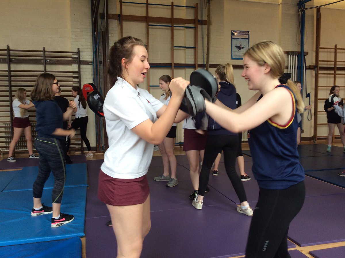 LGGSSport's tweet photo. Day 4 of LGGS Sports Week- @activ8defence self defence and rowing 🚣‍♀️... A great day with many of our year 10 and 11 trying out a new activity #pullpullpull #youcandoit https://t.co/cCp0cf8NYn
