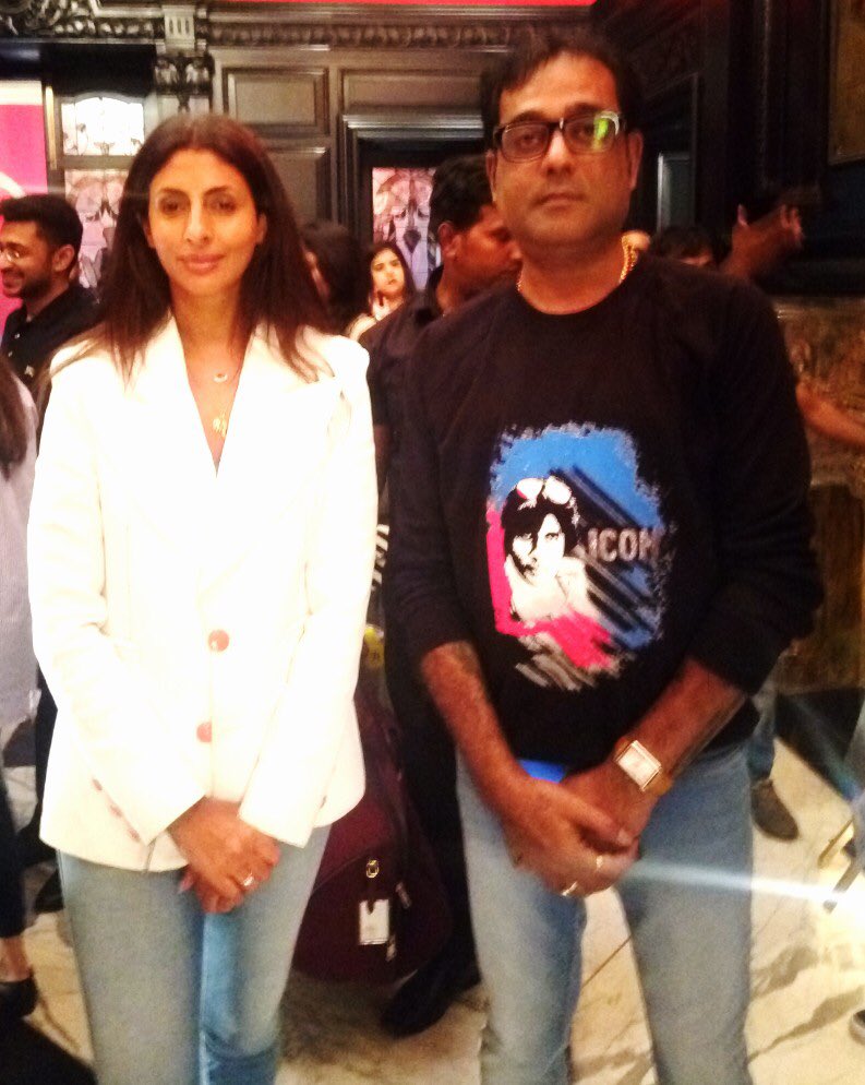 ashokmistry4545's tweet photo. @sanjay_patodiya @earth2angel @SrBachchan @juniorbachchan @TeamSrbachchan @prashantkawadia @JaniJasmine @SwetaLoveAB @RajibMittra @rahul1021986 @ganeshlahoti @GangulySunetra @StLouisgirl123 बधाई बधाई बधाई @sanjay_patodiya भाई जी 

#MxS Sweatshirt ke sath @earth2angel Di at #Kolkata 

महानायक के ५० वर्ष पूरे भारतीय सिनेमा में 
@SrBachchan सर #50YearsOfAnICON https://t.co/2AoXcRKgYY