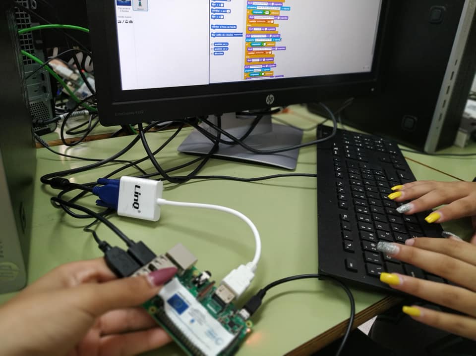 Trib_Arte's tweet photo. #AulaMakerLab semana intensa y muy gratificante en el @IESPrimeroDeMayo 🖱️Favoreciendo las competencias digitales en alumnado y docentes, ⌨️Descubriendo el potencial  #RaspberryPi en #Educacion 🤖Adentrándonos en la 4°RevoluciónIndustrial, la #Digital a través de la #CulturaMaker https://t.co/afwquZNzkV