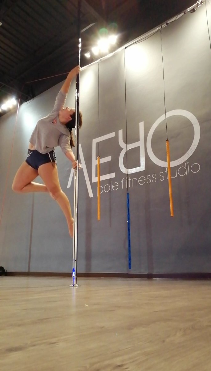 Soy_o_Estoy's tweet photo. Subestimé por completo esta figura. Llevo tres clases tratando de sacarla y aún no la siento segura.
#poledance #polefitness #poleproblems https://t.co/sKw1ZQFvfL