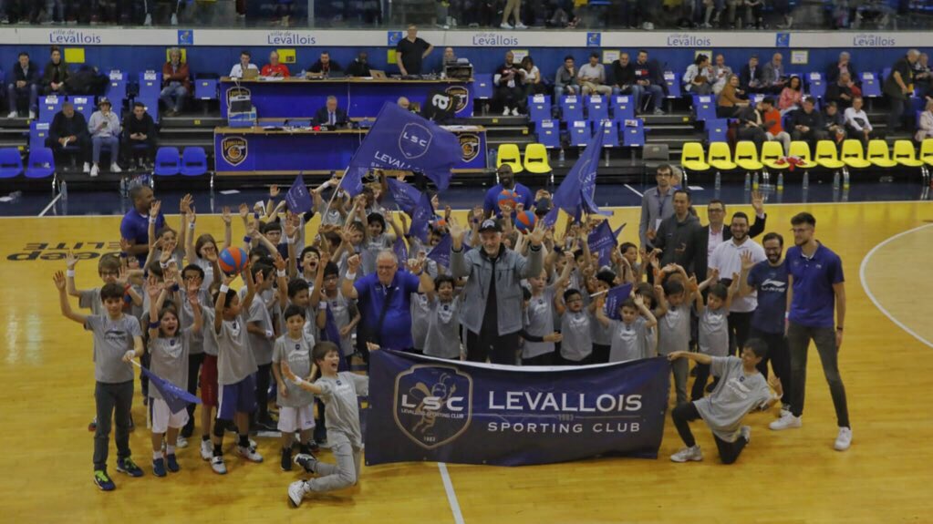 Metropolitans92's tweet photo. Présence de plus de cents enfants de l’école de basket #LSCBasketball ce soir pour soutenir les #Metropolitans au Palais des sports Marcel-Cerdan avec @georgeeddy2 !! 🔥🔥🏀💪💪
#GoLM #LMfamily #LMformation https://t.co/c2FoijsMpy