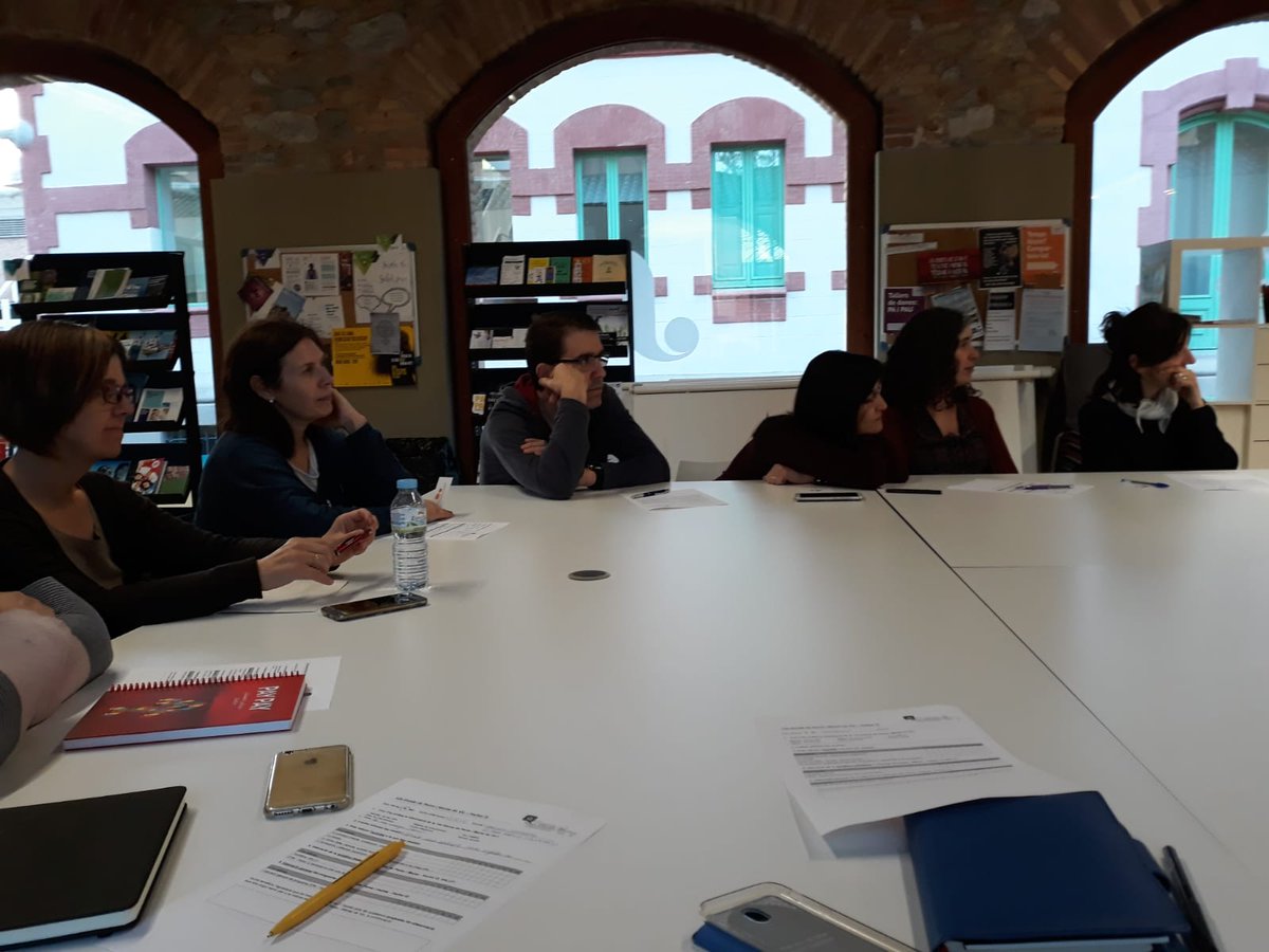 vic_educacio's tweet photo. 📷Aquesta tarda la segona sessió de "Conviure amb els adolescents sense enfadar-se" amb l'@Alba_Castellvi ha posat punt i final al taller. Esperem que hagi estat ben interessant pels pares i mares que hi heu participat. #FactorQ2019 https://t.co/nzO75DXLji