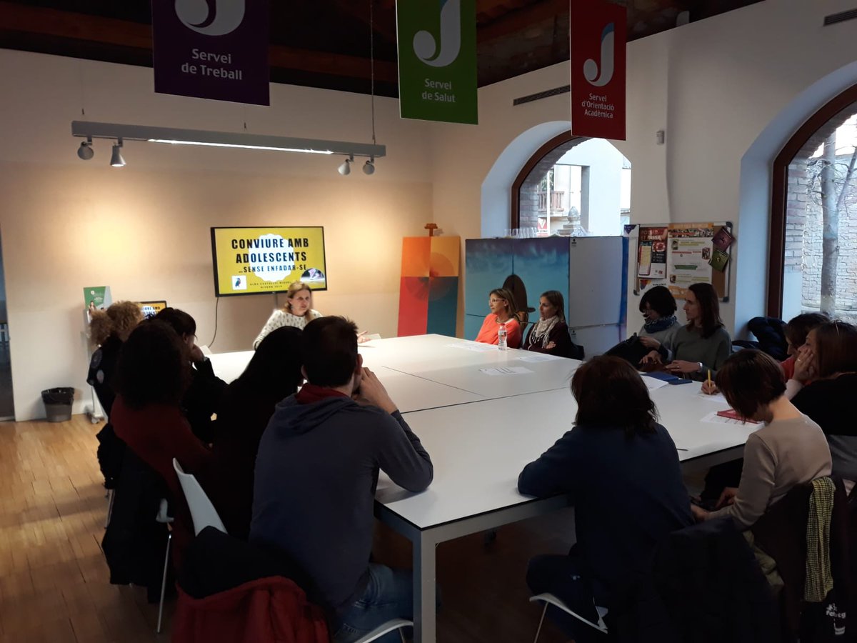 vic_educacio's tweet photo. 📷Aquesta tarda la segona sessió de "Conviure amb els adolescents sense enfadar-se" amb l'@Alba_Castellvi ha posat punt i final al taller. Esperem que hagi estat ben interessant pels pares i mares que hi heu participat. #FactorQ2019 https://t.co/nzO75DXLji
