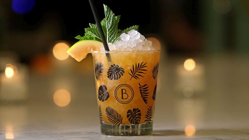 VibeBOS's tweet photo. Start the weekend with the best drinks in Boston! https://t.co/QE1D97cwnL https://t.co/6ptf9ZF9NY