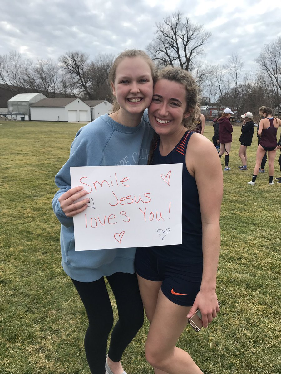 eemazing_'s tweet photo. Person - "There was a girl who smiled the entire 1500"
Me - "Yeah that's my roommate"
 
WAY TO GO @aveconely 🧡 https://t.co/0DT4cbXIWH