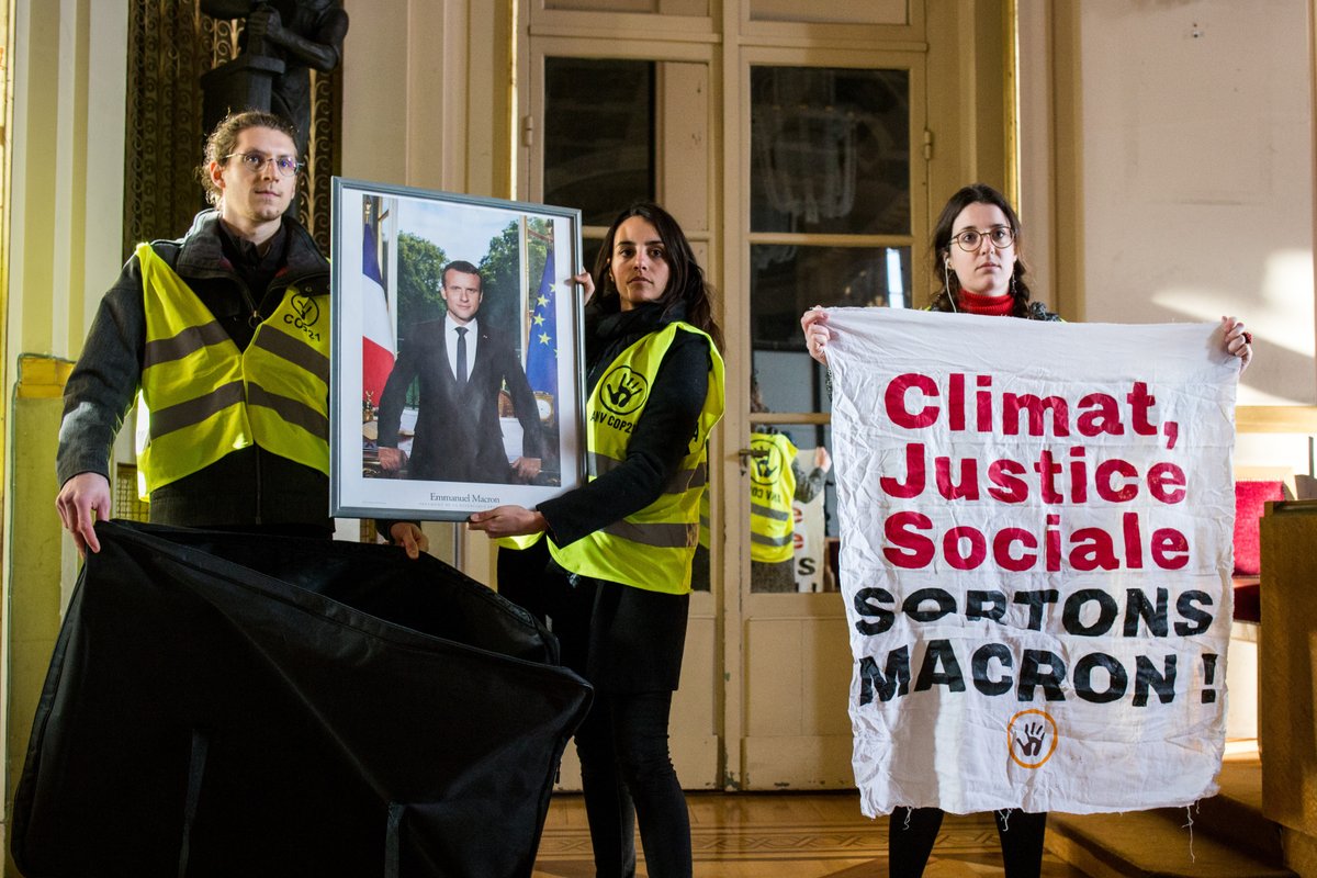 AnvCop21's tweet photo. RÉCAP' des actions #SortonsMacron

2⃣8⃣ portraits présidentiels réquisitionnés 🖼️ 
2⃣3⃣ gardes à vue 👮‍♀️
1⃣6⃣ perquisitions 🔎
2⃣0⃣ convocations en procès 👩‍⚖️

Nous dénonçons l'inaction climatique d'un gouvernement avide de beaux discours 💬 

Plus d'infos : https://t.co/hS9wDcCdGM https://t.co/GrEC4EeLlU