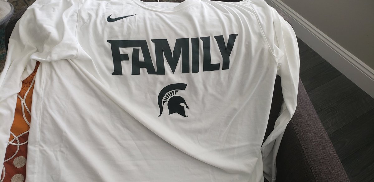PublicCityPR's tweet photo. Got here just in time.... #GoGreen #GoWhite #Sweet16Time https://t.co/fIWrmEaFEL