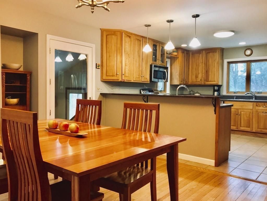 5Realtors's tweet image. Nestled on a beautiful, private 1.38 acre wooded lot is this handsome Contemporary home. Boasting three levels of flexible living spaces, the first floor is an open concept with an attractive kitchen including stainless steel appliances. #stainlesssteel #cookskitchen #leverett