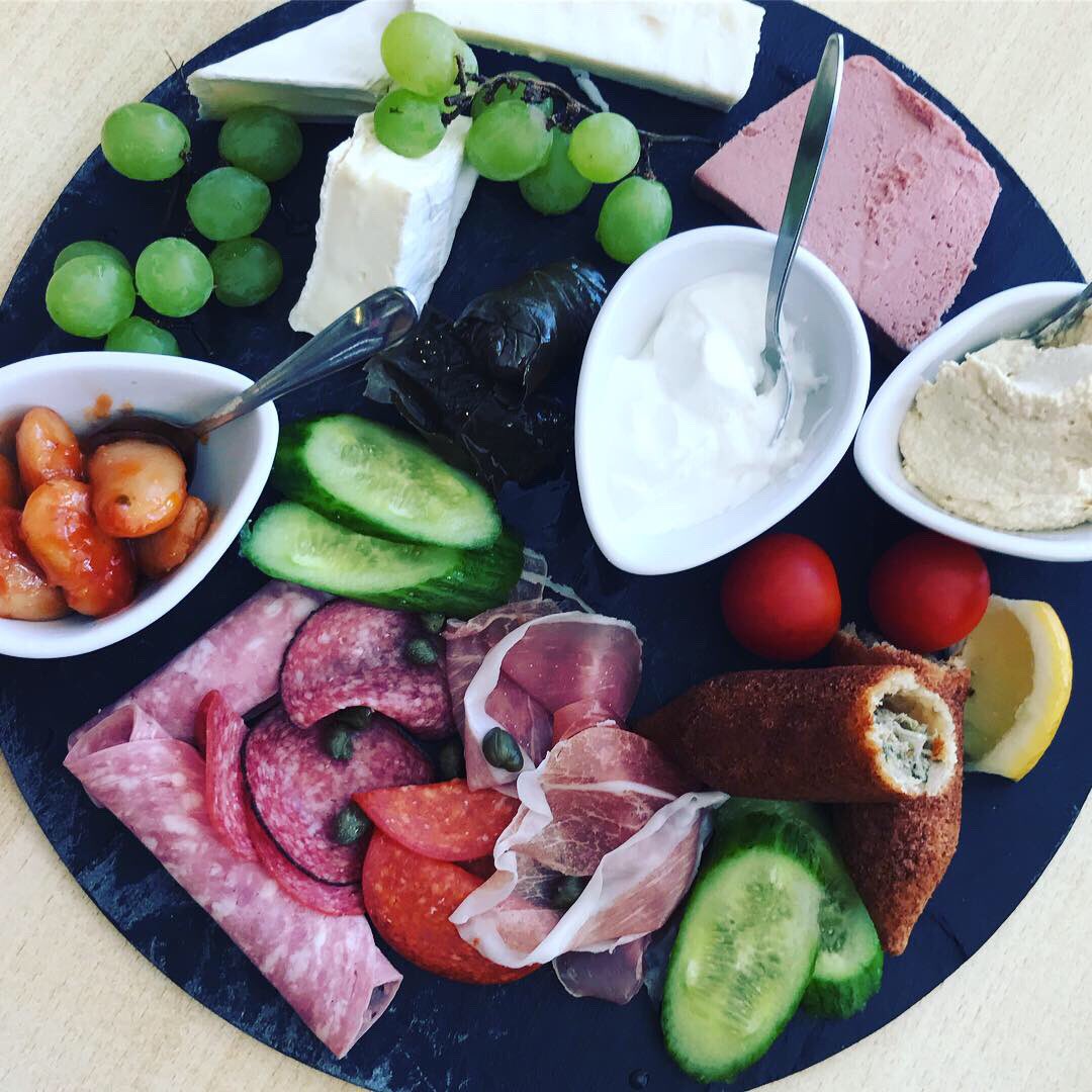 SimplyMed2017's tweet photo. New charcuterie, veggie and cheese board #spring #menu #enfield #simplymediterranean https://t.co/UJarHbsgc7