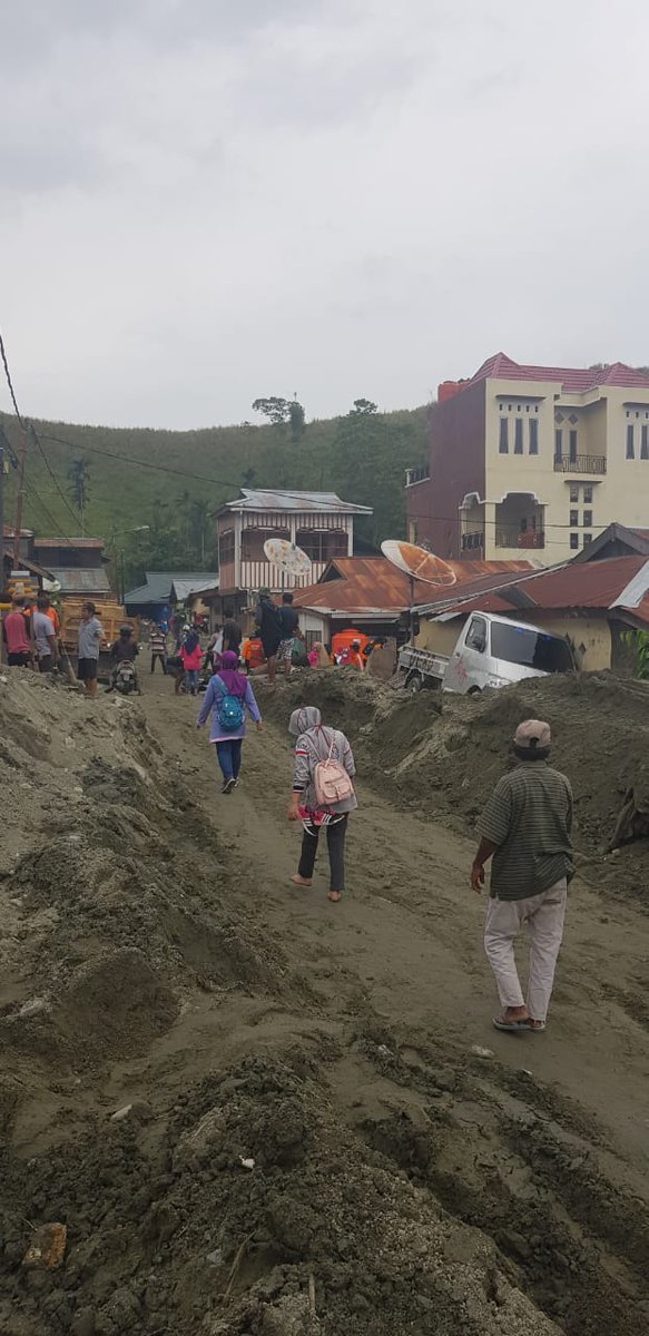 binmas_resjypr's tweet photo. Update 11.55 WIT
Masyarakat di BTN Sosial bersama para relawan melaksanakan kerja bakti bersama membersihkan lingkungan akibat banjir bandang.
#SentaniBangkit https://t.co/2Ftrybvc6p