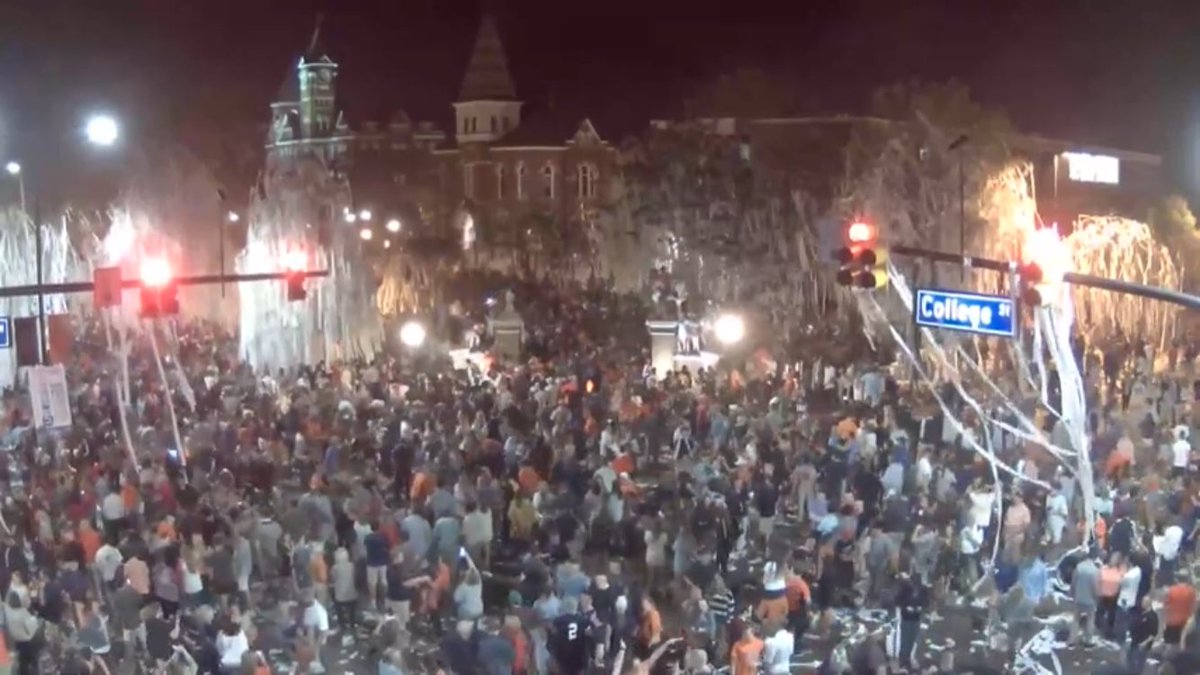 AUGoldMine's tweet photo. They’re rolling Toomer’s Corner after Auburn beat North Carolina 97-80 to advance to the Elite Eight https://t.co/HS6ZI9JXH1