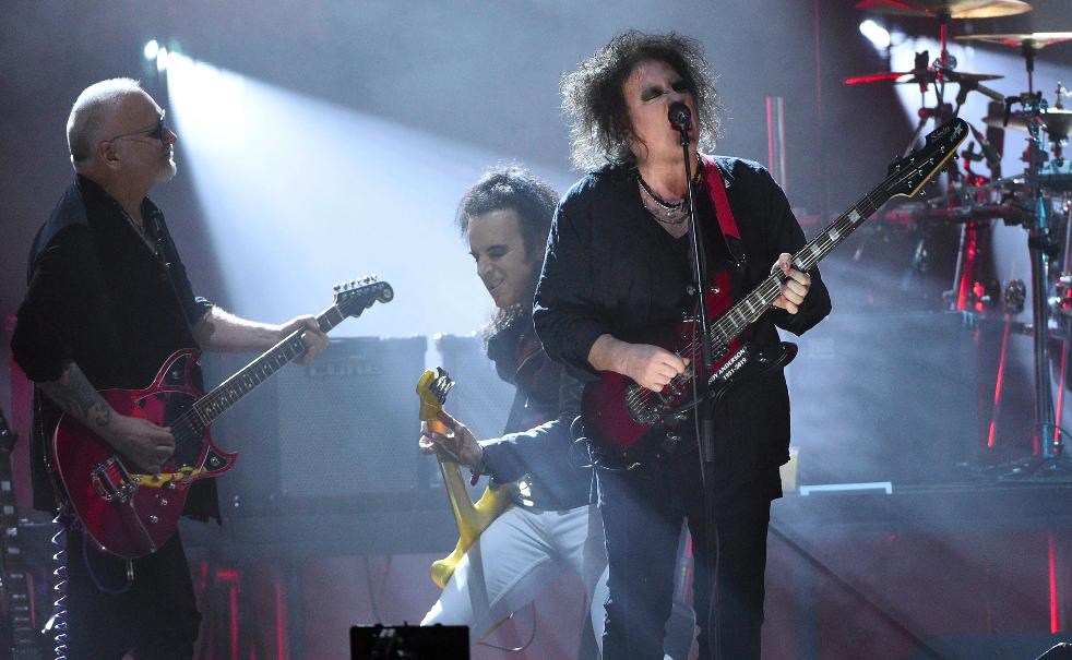 The Cure ran through classics during their exhilarating #RockHall induction set rol.st/2FCau3C