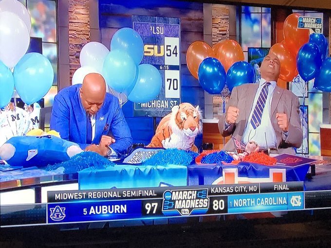 jacbryan5455's tweet photo. Love me some Charles! #marchmatness2019 @NBAonTNT https://t.co/COiWPKt42d