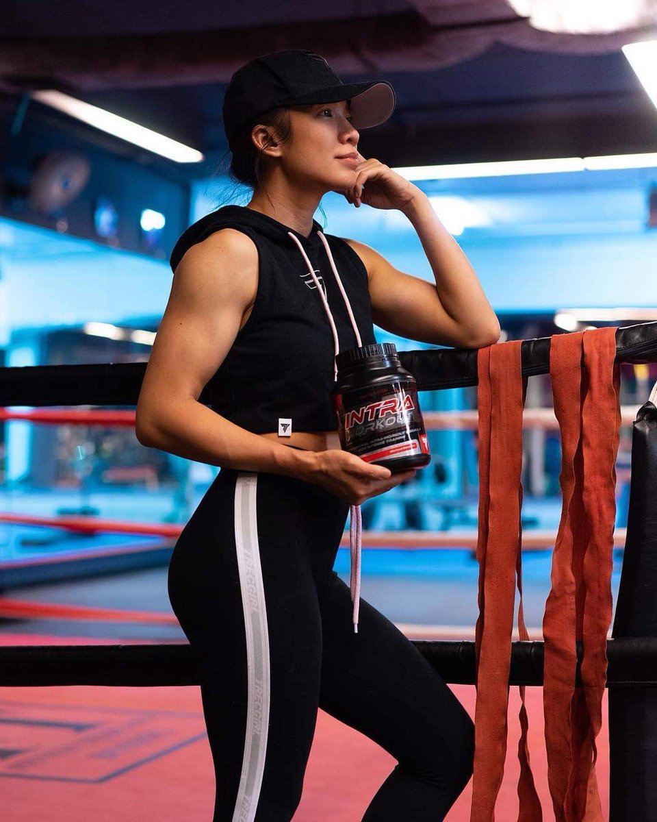 jjfitpt's tweet image. #repost @iamlaos 
ช่วงที่อากาศร้อนและควันที่ทำให้อ่อนล้าแบบนี้ ระหว่างซ้อมลาวจิบ #intraworkout เย็นๆช่วยเติมพลังตลอดการฝึกซ้อมเลยค่ะ
“INTRA  WORKOUT” 🥥🥥🥥
👉+BCAA complex ช่วยป้องกันการสลายตัวของกล้ามเนื้อ
👉+น้ำมะพร้าวทำหน้าที่เหมือน isotonic จากธรรมชาติ . 👉+Creatine 3000 mg.