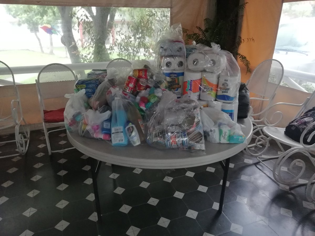 joaquinsz93's tweet photo. Hoy acompañe al grupo #HopeAndLife de @RSySSFCB a entregar comida no perecedera, medicamentos y artículos de limpieza a la casa de Reposo Hogar de la Misericordia 2, los articulos los entregaron alumnos de Servicio Social de la @biologiauanl durante el mes de Marzo. https://t.co/DNd6V3dJ9V
