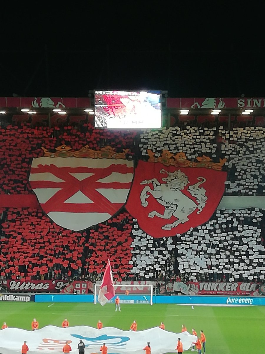 dino1964twente's tweet photo. 3 puntenis het enige wat telt nu. Aan de supporters ligt het niet. Mooi doan weer 👍💪 over de wedstrijd zeg ik maar niets. #fctwente #twedbo https://t.co/T258Xhxw6L