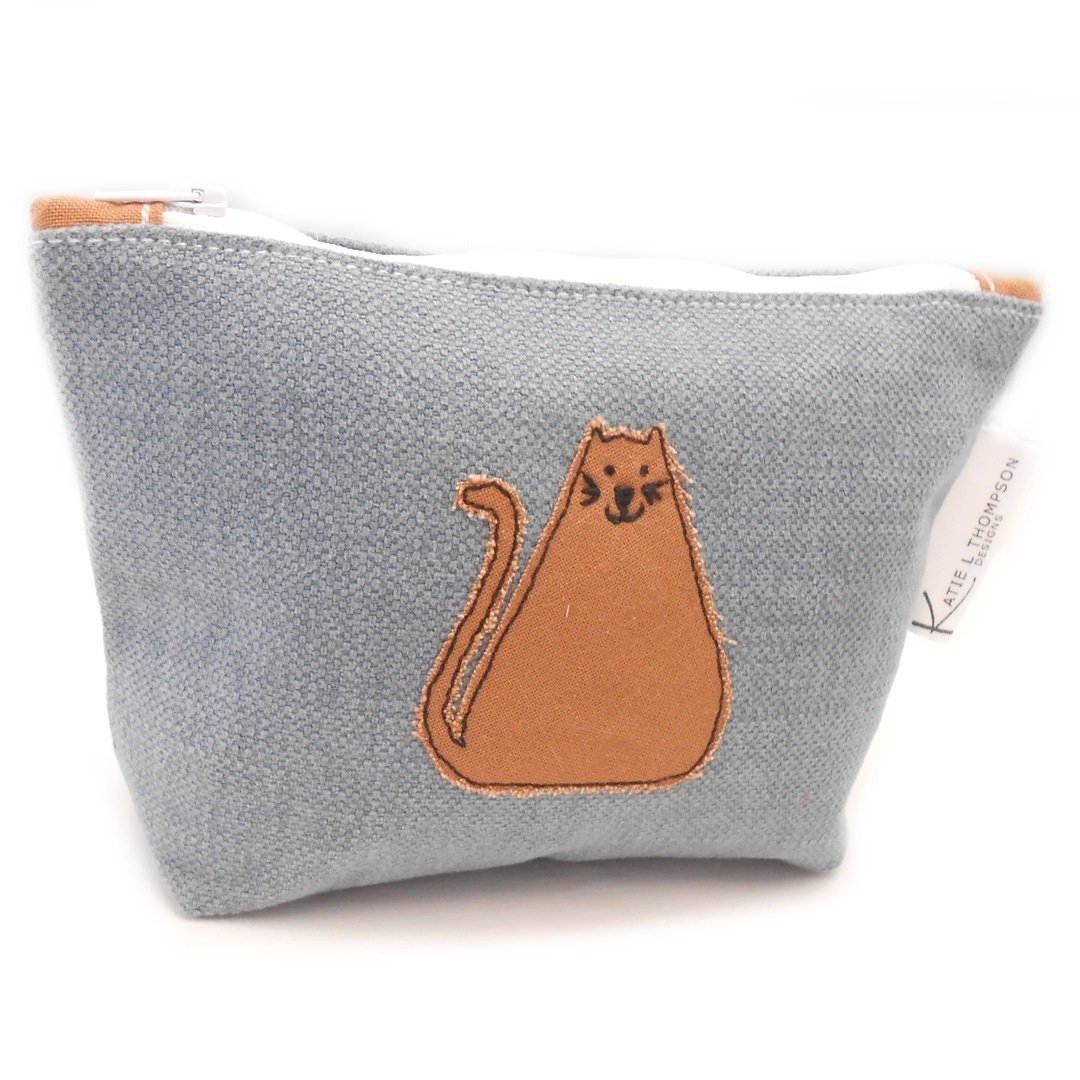 kltdesigns's tweet photo. I love this teal appliqué pouch, and I don't even particularly like cats 🐱🐈
⠀⠀⠀⠀⠀⠀⠀⠀⠀
Are you a cat person or a dog person? 🐶🐕🐩
⠀⠀⠀⠀⠀⠀⠀⠀⠀
#cats #catsofinstagram #catsofig  #daydream #saturdaze #theeverygirl #beauty #makeupbag https://t.co/4fm6fIYPPd