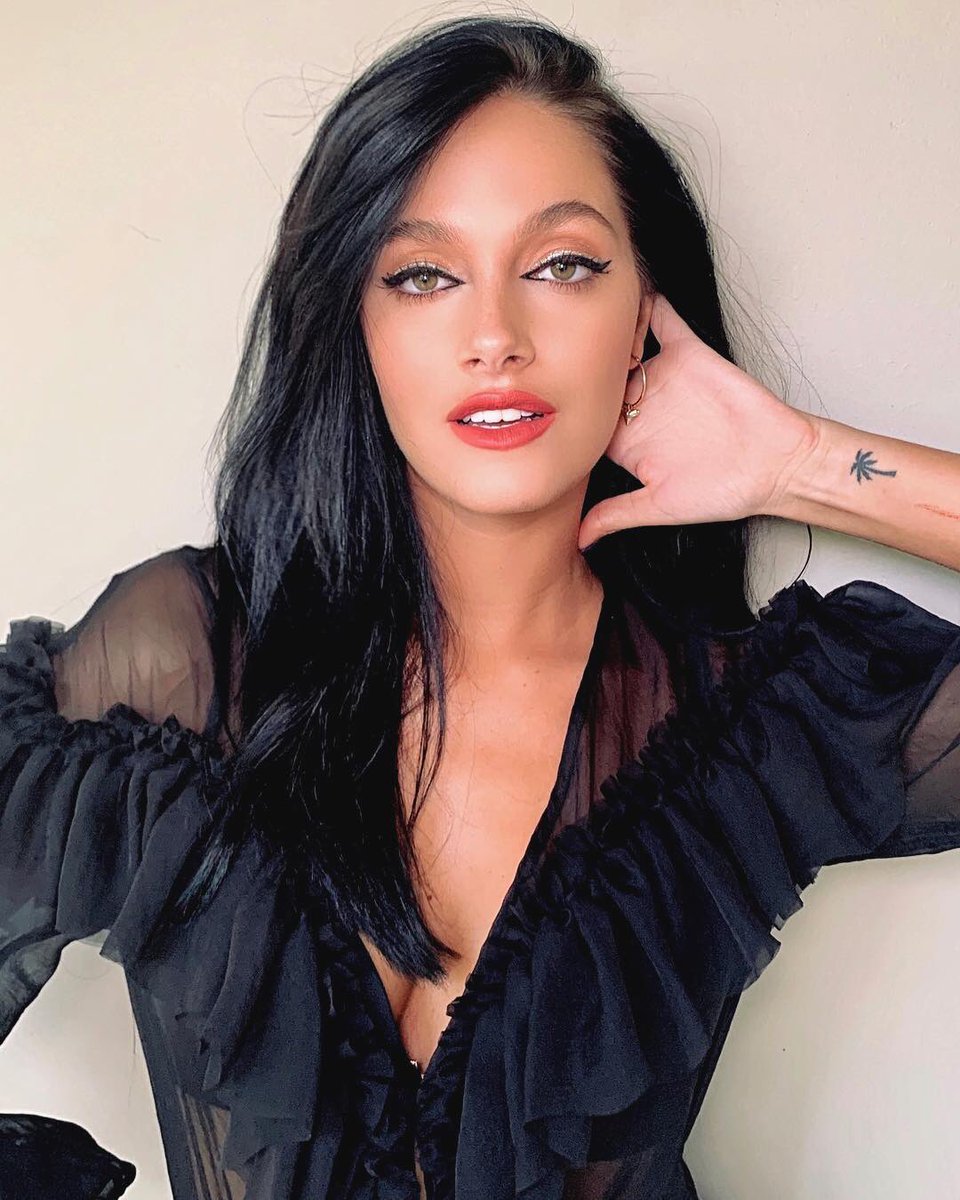 Oriana (@orianasabatxnx) on Twitter photo 