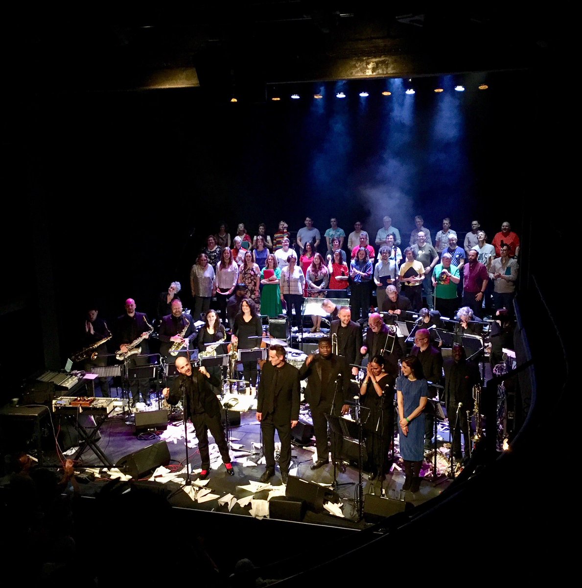 helenjerome's tweet photo. UNITED STATES 👍 OF MUSIC
Loved @matthewherbert’s timely #TheStateBetweenUs @royalcourt with @brexitbigband 🎷🎺 plus @ESMERALDAmusic leading the huge choir 🎶 from UK and Europe united by melody - and featuring @rahelonline’s glorious vocals 🎤
#paperplanes 💨
#rippingpaper 🗞 https://t.co/w1Hd2a8Jec