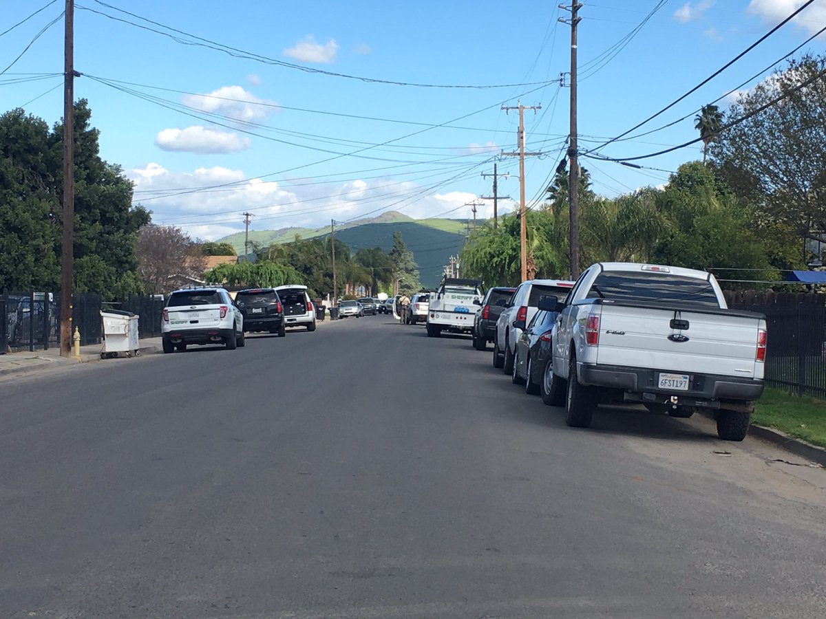 ChristinaABC30's tweet photo. #DEVELOPING: Tulare deputies negotiating with a man who threatened his neighbor with a knife and then barricaded himself inside his home. Standoff has been going on for almost 4 hours. https://t.co/XHFuGrHj4z