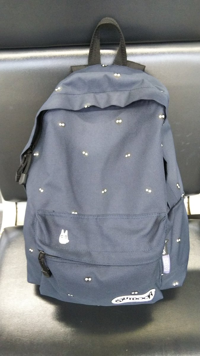 杉の宮坂 今日も ネイビー色の まっくろくろすけ 模様のリュックを背負っています また 監督を意識して ピンク色のオックスフォードシャツを着ています 上着を羽織っているときがありますが クラスタの皆様 よろしければお声をおかけください