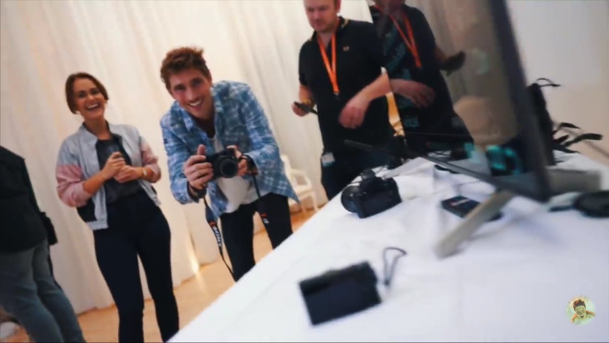 _eann_'s tweet photo. I've spotted you! @Snukieful @alex_j_fa 
(im Vlog von @FelixLaden 😉) https://t.co/w0mZZlw4C7