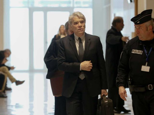 SumKarl's tweet image. Une chose est certaine : Bernard Tapie n’a rien perdu de son caractère. Alors qu’il se bat depuis plusieurs mois contre un double cancer, l’homme d’affaires de 76 ans semble plus en forme que jamais. Et ce, alors qu’il a arrêté ses traitements pour la durée de son procès.