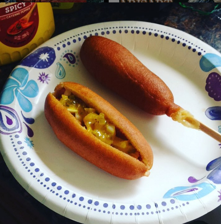 C_J_Boyle's tweet photo. #MyMostUsefulLifeHack is to take the stick out of the corndog and cut it so that you can insert the fixings. https://t.co/5zZfkiG9eR