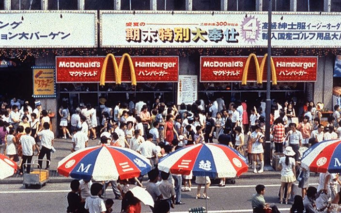 まんぷく おしん カップヌードル が発売された1971年 昭和46 は マクドナルド の日本１号店が東京 銀座の三越 にできた年でもある 同じ銀座の歩行者天国から浸透していった この２つはまさに 国の内と外から 日本の生活習慣を変えた 画期的