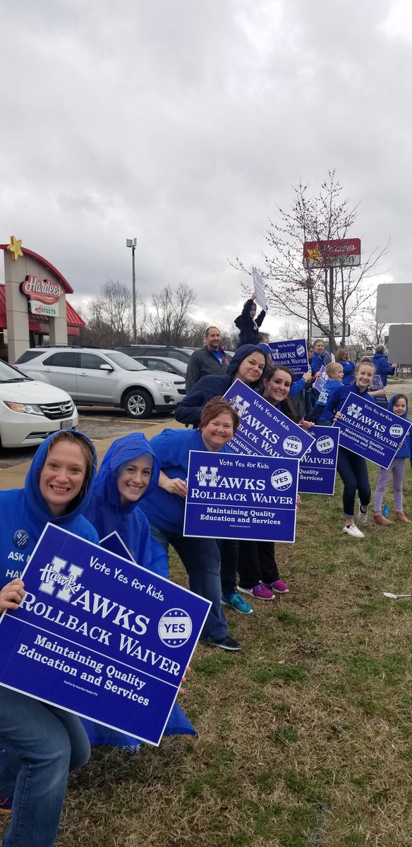 sarasucharski's tweet photo. #PaintedTheTownBlue for @HawksRollback. Vote Yes April 2nd! @CoachSucharski @Hillsboro_R3 @PrimaryHawks
@HHSAdminteam
 #HawkStrong #WeAreHillsboro https://t.co/ftOSNtztAE