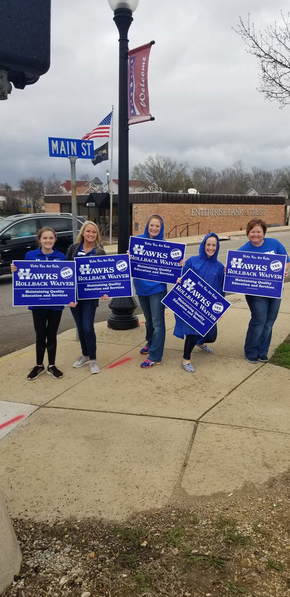 sarasucharski's tweet photo. #PaintedTheTownBlue for @HawksRollback. Vote Yes April 2nd! @CoachSucharski @Hillsboro_R3 @PrimaryHawks
@HHSAdminteam
 #HawkStrong #WeAreHillsboro https://t.co/ftOSNtztAE