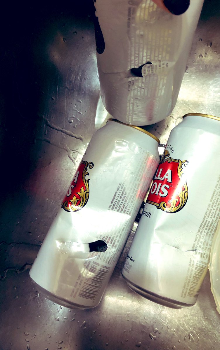 Xime2203's tweet photo. Se vivieron momentos de pánico👇🏼
Metí el pack al frezer y estallaron las latas. 😱🍻😱🍻
Visita de urgencia al súper con botellones verdes. Stella 🥰
Latas, suspendidas hasta nuevo aviso #beerProblems 🍻🍻 https://t.co/qgws601XdF