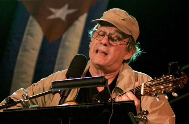 juanmatrueba's tweet photo. A estas horas, Silvio Rodríguez está dando el concierto número 100 de su gira por los barrios. Lo cuenta Alvaro Kirkpatrick. "Ha llevado sus himnos a la gente humilde que no puede permitirse la entrada. Trocando villas señoriales por barrio marginal".
https://t.co/RzKyBCChdV https://t.co/B6E6oQEwMM