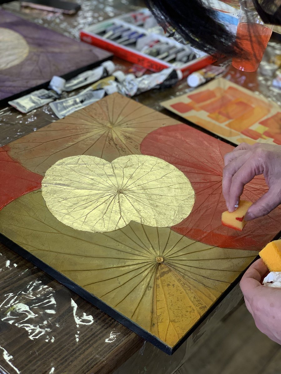 HJosaka's tweet photo. Lotus leaves painting Osaka atelier 

金箔が貼られたキャ��バス
天然の蓮の葉に自然の輝きがプラスされ魅力的な1枚になりますね。

https://t.co/ZmqwLlOIG8

#ロータスリーフペインティング 
#大阪
#ワークショップ https://t.co/91D2cggHIP