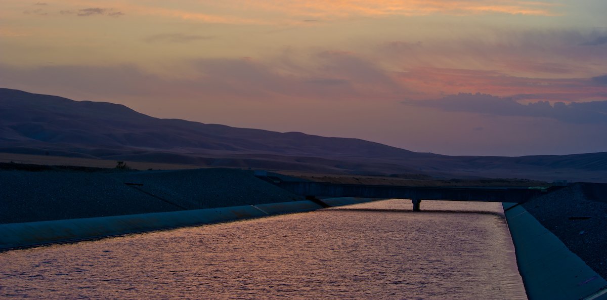 mwdh2o's tweet image. #SoCal's economy depends on reliable resources - and water is one of the most important. We are visiting the #StateWaterProject with business leaders and innovators who are #learningaboutwater and the system that delivers 1/3 of SoCal's water supply. #CAwater