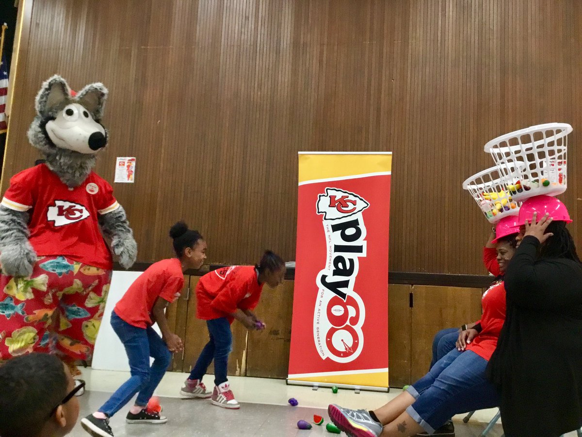 kimoehring's tweet photo. @HMC1Ingels @HMC1Proud Had a visit from KC Wolf and Play 60 today to discuss healthy eating and physical fitness. https://t.co/JNCnuIeQ0l