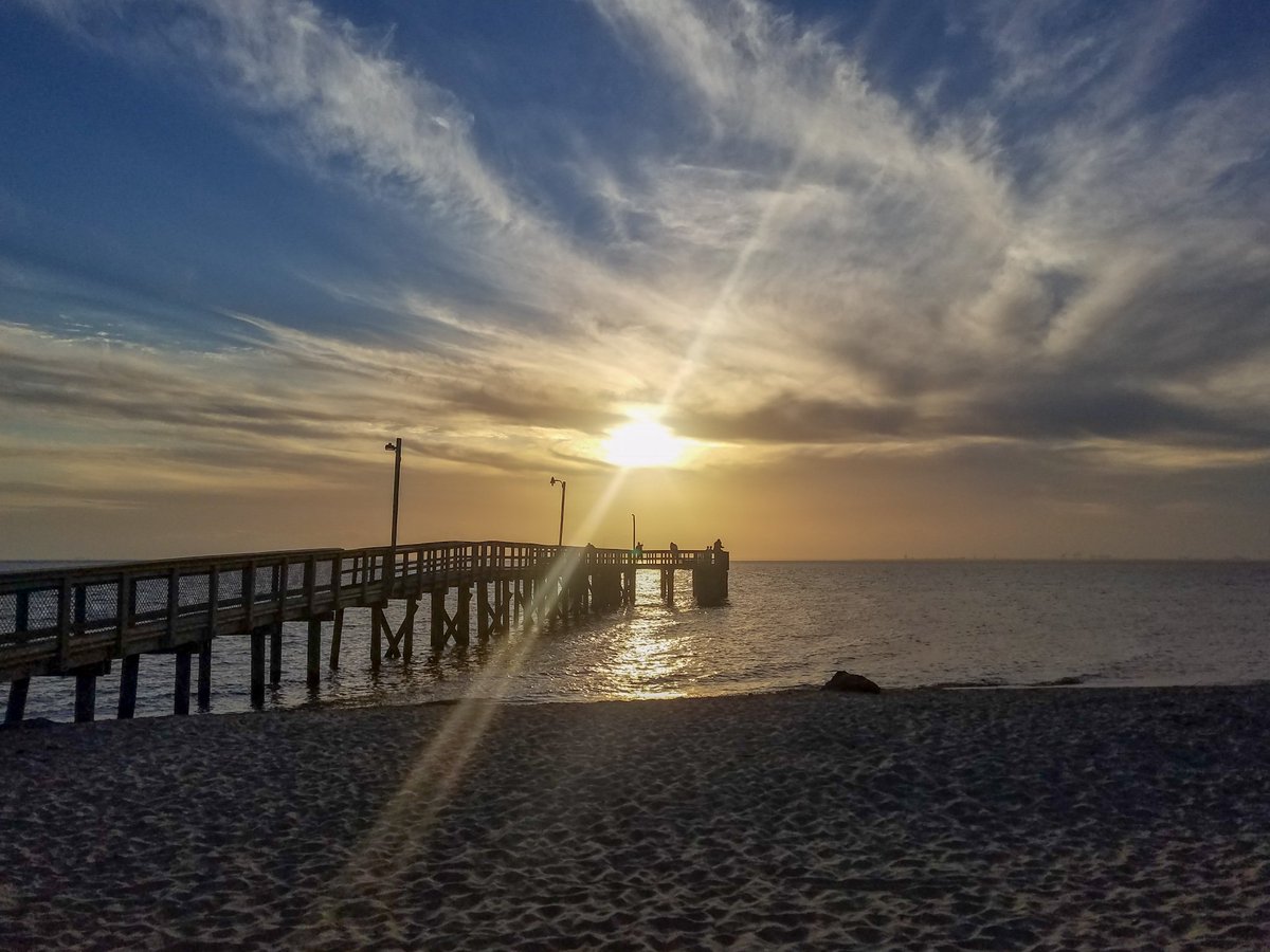 tim_ard's tweet photo. Friday's Sunset #sunset #BayfrontPark @spann @ThomasGeboyWX @Jake_WPMI @TaylorSarallo @NWSMobile @michaelwhitewx @Kelly_WPMI @Chris_WPMI @JohnnyParker012 @morganabigail @JimCantore @WxExtreme @StormHour @ThePhotoHour @sunset_wx @EarthandClouds https://t.co/Erlfqudo9J