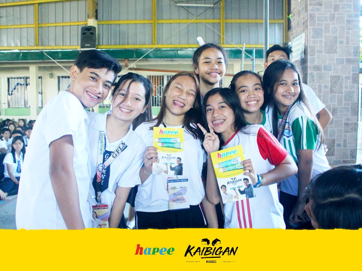 KaibiganOFC's tweet photo. Why is everyone smiling - because their teeth are nice and white and their breath is just like springtime ... thanks to Hapee Toothpaste.
#kaibigan #hapee #ngitinghapee #hapeetoothpaste #kaibiganmovie #friend #afriendlovesatalltimes https://t.co/SvzWz26nW5