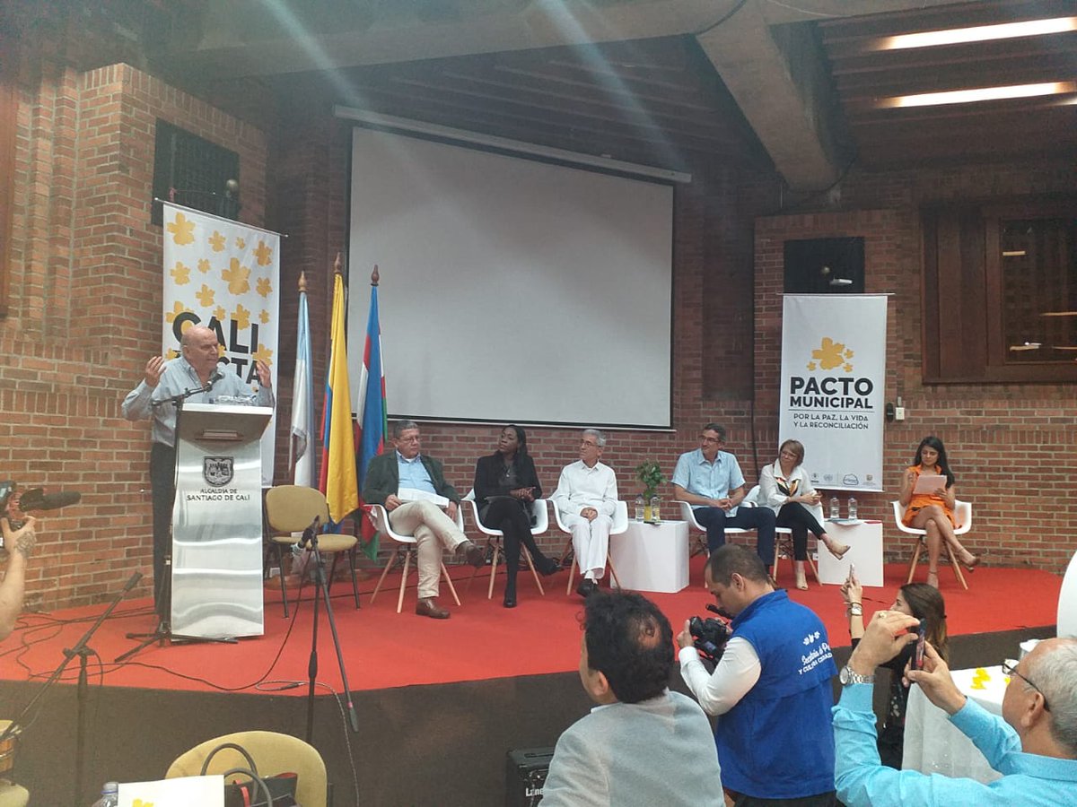 elizacs98's tweet photo. Cali se convierte en la primera ciudad que, propicia el Pacto Municipal por La Paz, la Vida y la Reconciliación, para la terminación del conflicto, y construcción de una paz estable y duradera. El conservatorio se realizó hoy en la Secretaría de Cultura. #CaliPactaporlaPaz. https://t.co/sa6v95Eiuv
