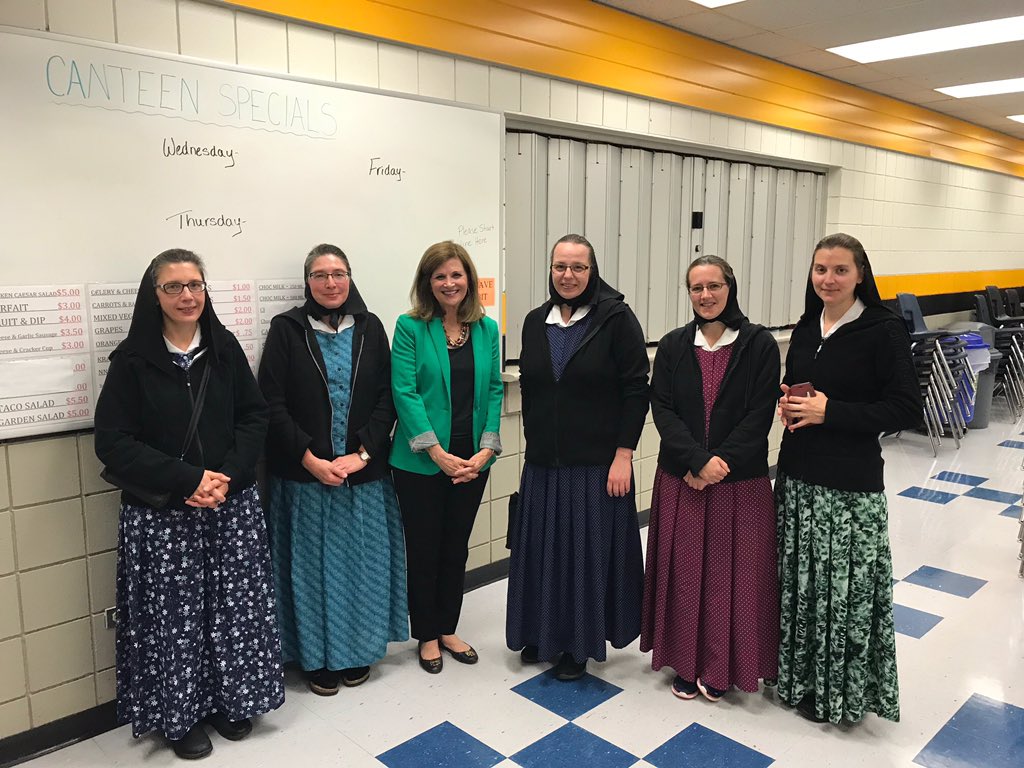 micheleborba's tweet image. Love❤️this.My #Hutterite friends at my #Unselfie speech in Winnipeg-wanted to take a photo w me &amp;amp;  laughed, “We don’t call them ‘selfies’ but USies!” Can we start an USie movement? 😊 Thank you, ladies! I’m with you.