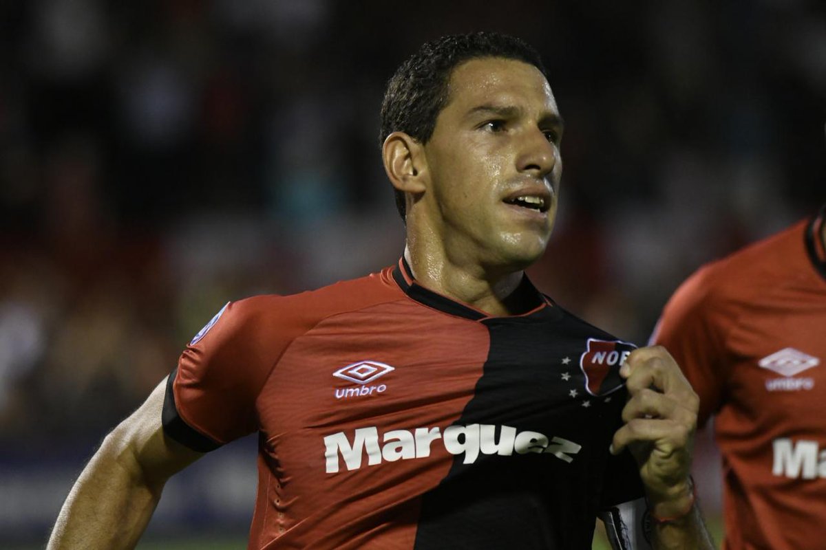 A sus 38 años, ver jugar a este hombre es un placer. Cada pelota que toca mejora todo lo que lo rodea. Cada día más grande

Dos personas que sólo serán recordados por el daño que hicieron al club, D'amico y Bermúdez, nos privaron de 1 año y medio de él

Maxi Rodríguez, el capitán