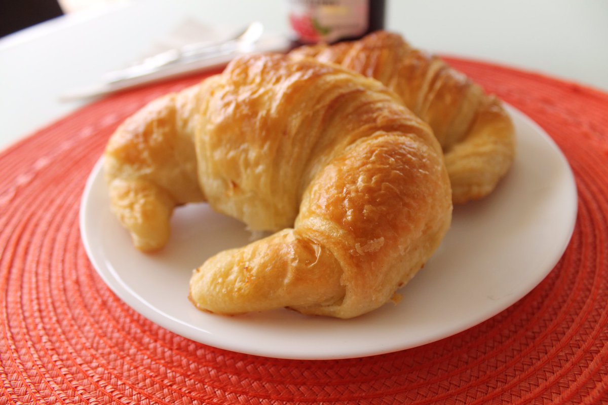 ¿Listos para el fin de semana? 
Recuerda que encuentras nuestros croissants de mantequilla en Chía y Bogotá. Siempre divos nunca indivos.
Si ven, Dulcinea esta a la moda también 😂🙄

Fotografía de referencia.