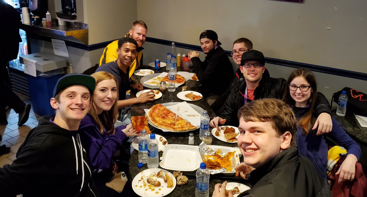 The4thGenGamer's tweet photo. Had some DELICIOUS pizza and wings with @opseat and friends 😁 https://t.co/lR7aaeqNU6