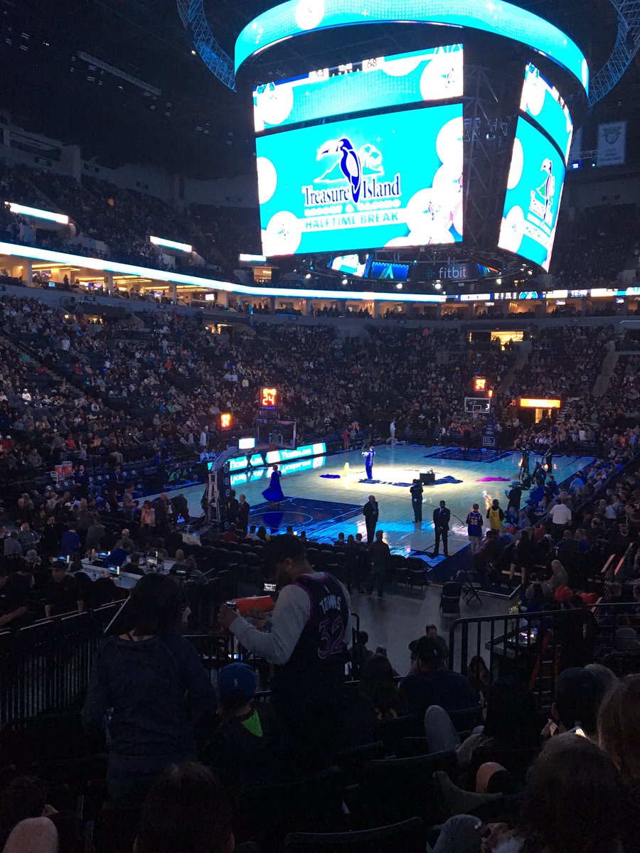 HoopsMavenHM's tweet image. Quick Change!!!!!!  #itismagic.  

There is no substitute.