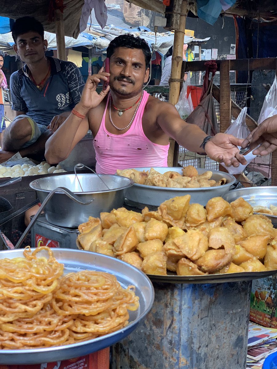ReallySwara's tweet photo. Phool Ghat market under #HowrahBridge #PortraitOfACity #Kolkata https://t.co/ASkldDjP36