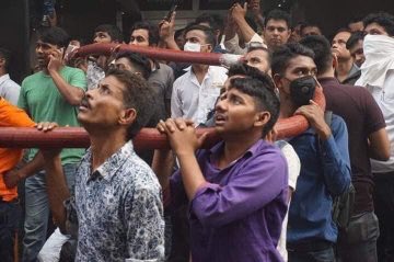 KamranRajib's tweet photo. In Every year #Bangladesh sacrifices lives to fire and yesterday we lost minimum 25 as far as I know till this tweet. In February we lost about 150 ppl at #ChawkbazarFire Fires in my country every year.Pls pray for my country #BananiFire #Dhaka @UN @Telegraph @cnni @BBCNews https://t.co/5iQB0Ae69G