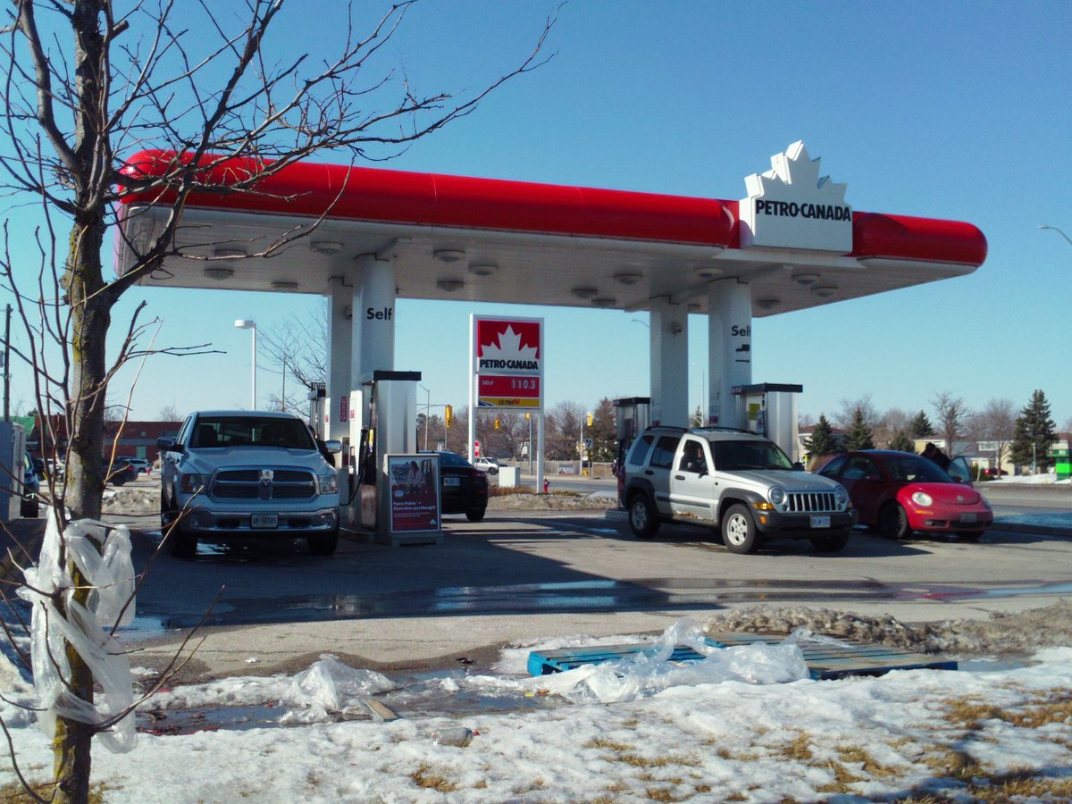 dg_betty's tweet photo. Even @petrocanada doesn't want you to waste your gas!  Supporting @ecoCaledon's #PaintaPictureforCleanAir campaign to stop idling cars with the help of @EMPSEagles !  Excellent! https://t.co/Zruo3jZNAa
