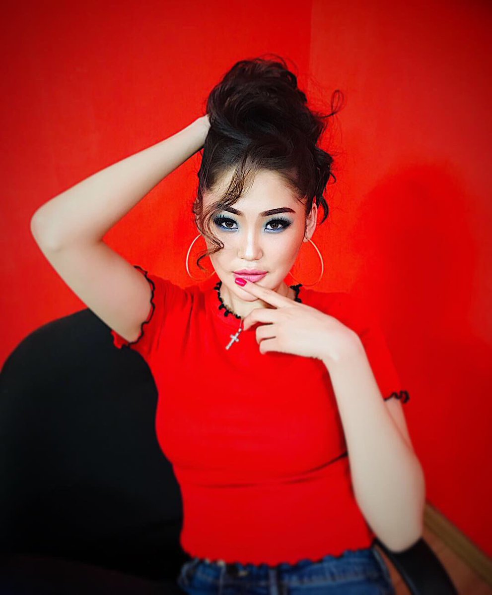 Өглөөний мэнд.. 🦋Өчигдрийн тайзны будалтын хичээлээр хийж сурсан будалт...💄
Өөрийгөө байж болох бүх талаас нь өөрчилж , шинэчилж байх ёстой юм байна... Эрч хүчтэй , амьдрал илүү сонирхолтой... 🍓🍓🍓ямар ч өнгө зохих юм бна буруу л будаад байсан болхоос..кккк
#makeupbyme