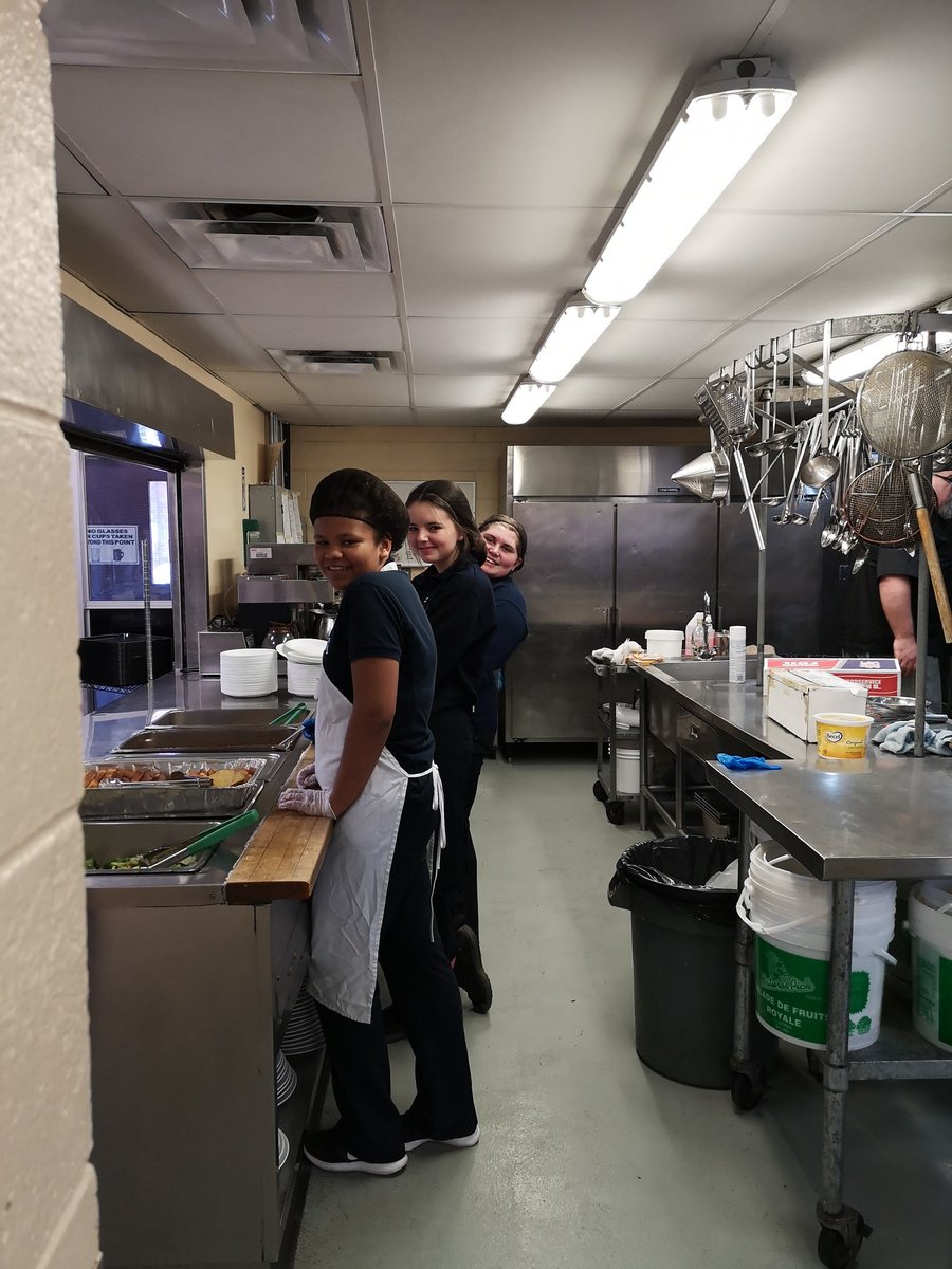 MsT_Chaplaincy's tweet photo. Amazing @ACSSCrusader students volunteering their time to help others this afternoon @GoodShepherdHam 👏 #Lent #service #CrusadersInAction #community #HCDSBlent @AssumptionHCDSB https://t.co/VsbCTKlwmb
