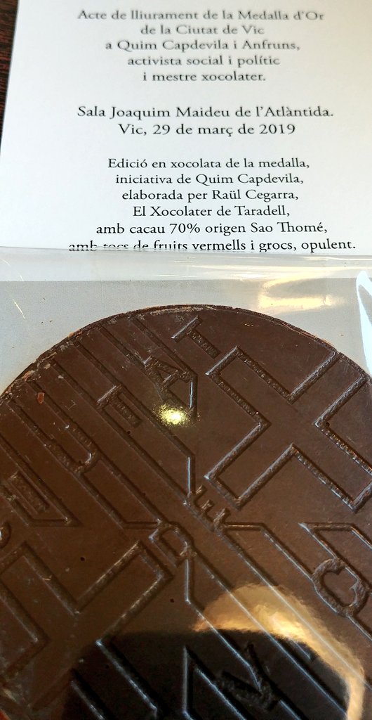 MontseAyats's tweet photo. Generós com sempre i amb la col.laboració de @Xocolattaradell, en #QuimCapdevila va agrair el lliurament #MedallaOr @aj_vic obsequiant-nos amb una reproducció de la medalla de #xocolata https://t.co/3FKupuIc4S